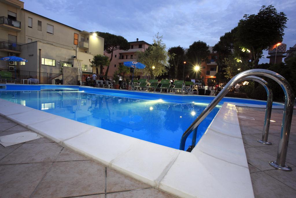 Hotel Vannini リミニ エクステリア 写真