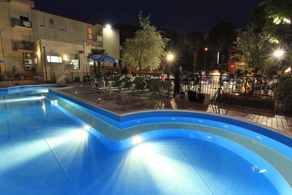 Hotel Vannini リミニ エクステリア 写真
